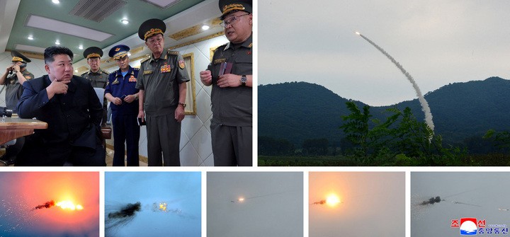 Một hình ảnh tổng hợp do KCNA công bố ngày 23/8 cho thấy cảnh bắn thử tên lửa phòng không và nhà lãnh đạo Triều Tiên Kim Jong-un cùng các sĩ quan Quân đội Nhân dân Triều Tiên, tại một địa điểm không xác định. (Nguồn: Reuters)