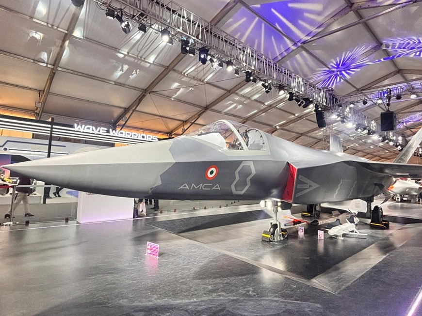 Mẫu tiêm kích tàng hình đa năng thế hệ thứ năm AMCA (Advanced Medium Combat Aircraft) của Ấn Độ. Ảnh: Bộ Quốc phòng Ấn Độ