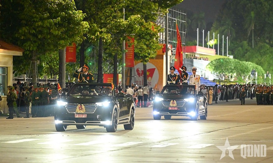 Xe chỉ huy và xe tổ Quân kỳ Quyết thắng trong buổi tổng hợp luyện ngày 21-8. Ảnh: HIẾU LÊ