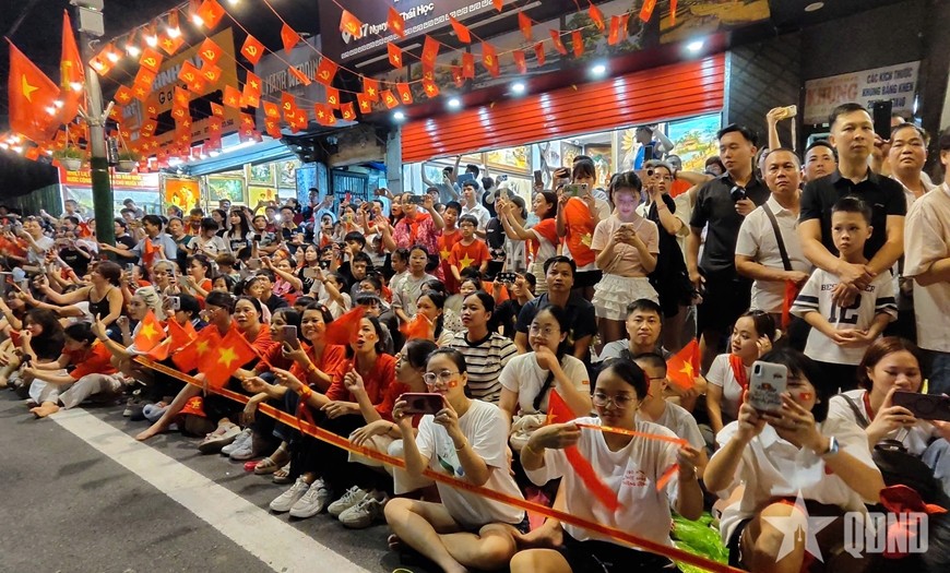 Người dân có thể chọn các tuyến đường phù hợp để theo dõi các khối diễu hành. Ảnh: PHÚ SƠN