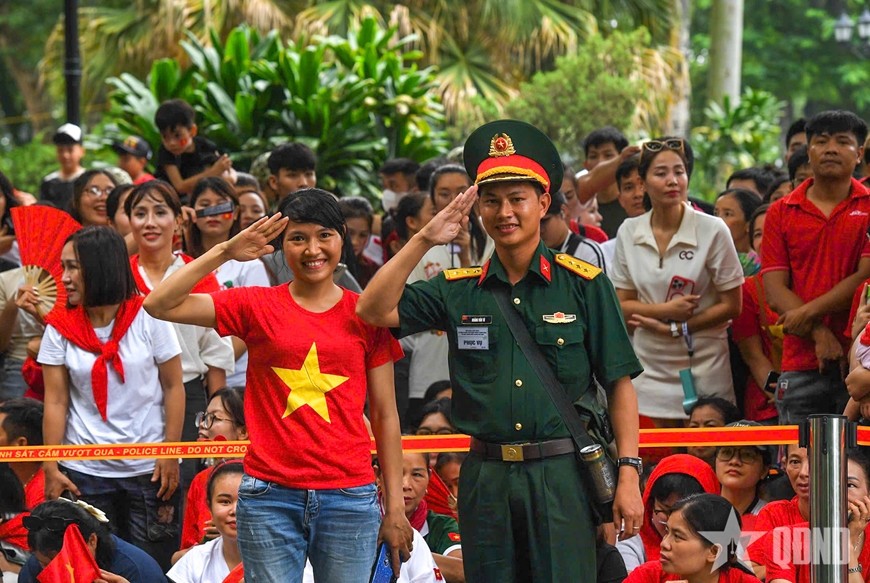 Người dân cần tuân thủ các quy định về an ninh, an toàn và chú ý lắng nghe hướng dẫn từ lực lượng chức năng để bảo đảm trải nghiệm tốt nhất. Ảnh: PHẠM HƯNG