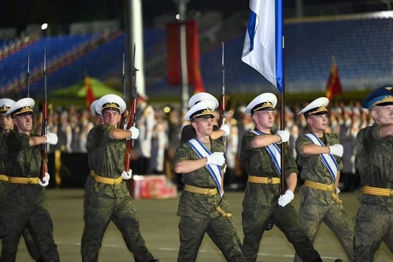 Mỗi bước chân của họ khi tiến qua lễ đài trên Quảng trường Ba Đình đều nhận được những tràng pháo tay và tiếng reo hò cổ vũ từ người dân đứng dọc hai bên đường.