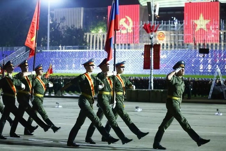 Nổi bật trong đội hình là Anton Mikhailov, người đi đầu, gây ấn tượng với phong thái điềm tĩnh, đĩnh đạc và vóc dáng cao ráo.