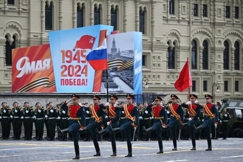 Trong Lễ duyệt binh kỷ niệm Ngày Chiến thắng 9/5/2024 tại Quảng trường Đỏ, Moscow, Mikhailov - người con thành phố Tver - đã vinh dự đảm nhiệm vị trí mang Quốc kỳ Nga