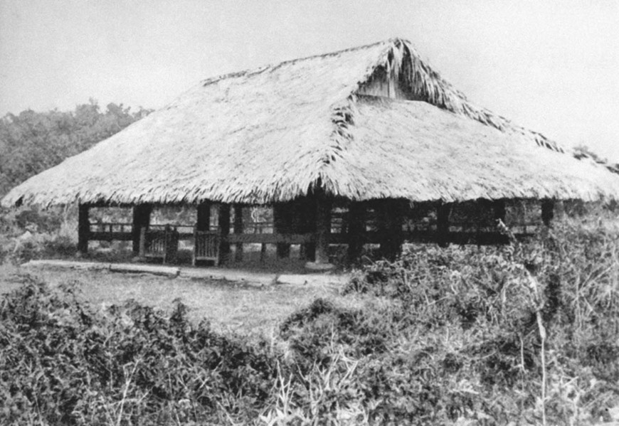 Đình Tân Trào được dựng năm 1853, với lối kiến trúc theo kiểu nhà sàn miền núi. Đình dựng lên nhằm đáp ứng nhu cầu tín ngưỡng và là nơi hội họp, sinh hoạt văn hóa của dân làng. Ảnh tư liệu/TTXVN