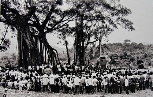Chiều 16-8-1945, tại gốc đa Tân Trào, quân Giải phóng xuất quân tiến về Hà Nội, mở đầu cuộc Tổng khởi nghĩa giành chính quyền. Ảnh tư liệu/TTXVN
