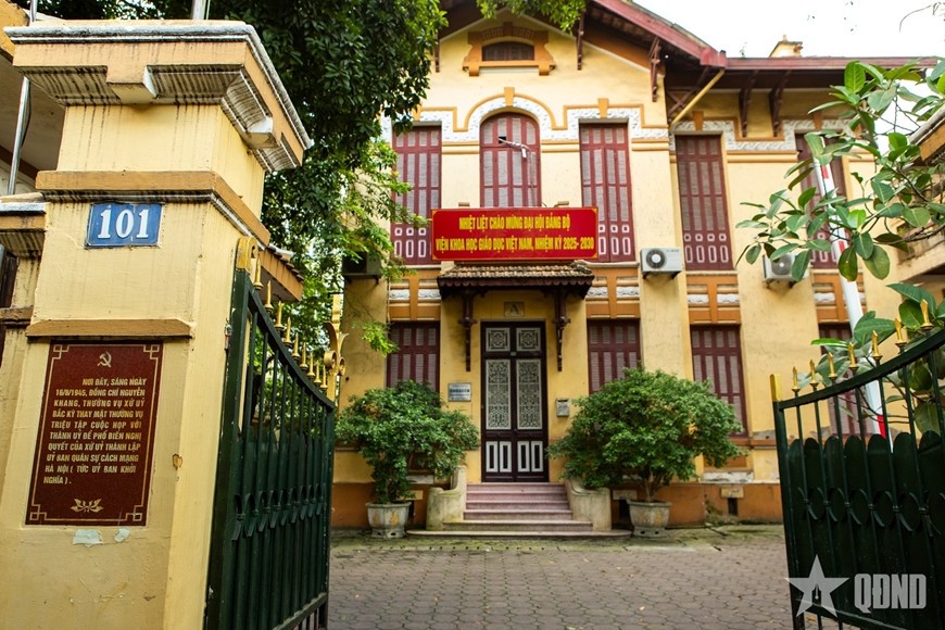 Ngay tại cổng di tích, tấm biển đá hình chữ nhật khắc rõ nội dung về di tích lịch sử này. Ảnh: Hải Ly 