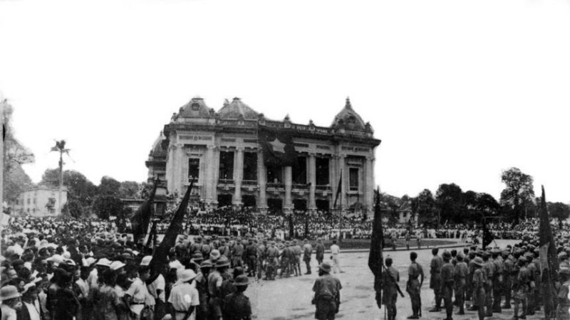 Ngày 19-8-1945, tại Quảng trường Nhà hát Lớn, cuộc mít tinh được tiến hành nghiêm trang, khí thế. Ảnh tư liệu/TTXVN 