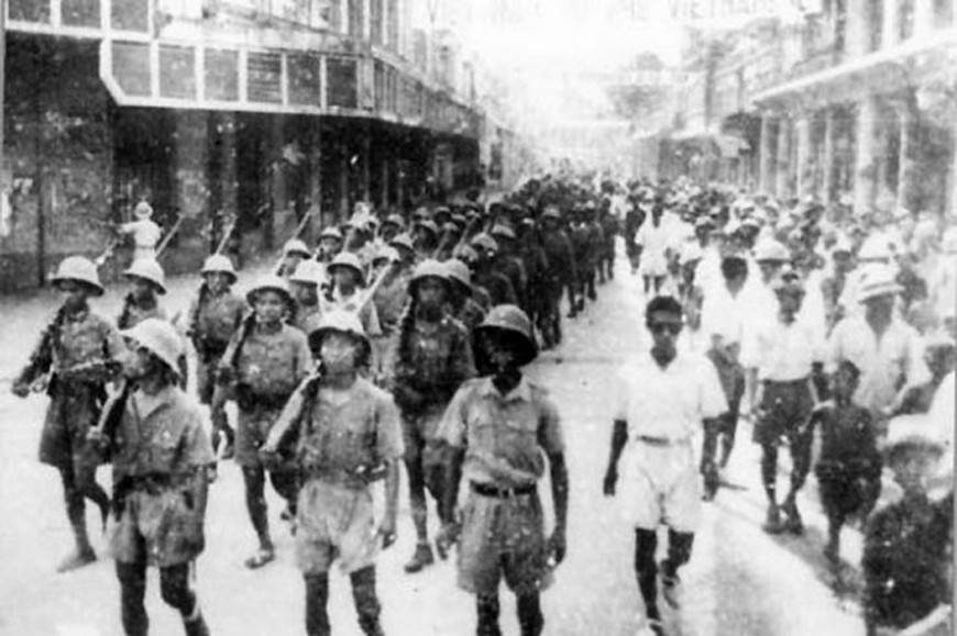 Hình ảnh phố Tràng Tiền ngày 19-8-1945. Ảnh tư liệu