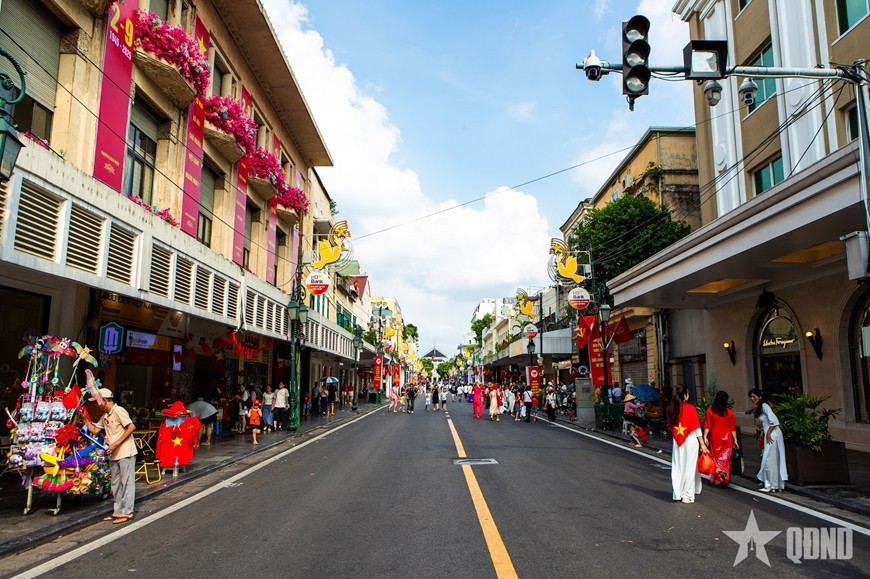 Phố Tràng Tiền nằm ở trung tâm Thủ đô, hiện nay là địa điểm du lịch, văn hóa thu hút nhiều du khách trong và ngoài nước. Ảnh: Hải Ly 