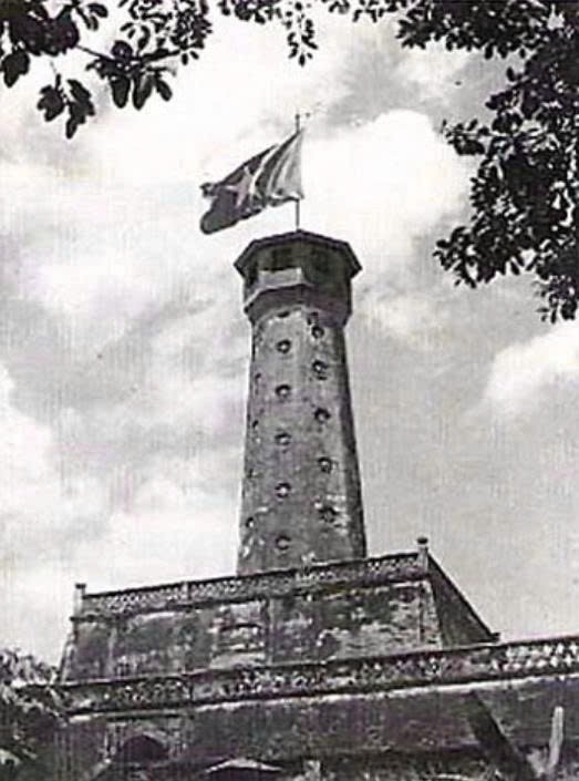 Cột cờ Hà Nội năm 1945. Ảnh tư liệu/TTXVN
