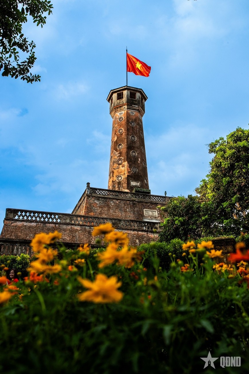 Cột cờ Hà Nội là điểm đến nổi bật, thu hút đông đảo du khách tới tham quan và chụp ảnh dịp kỷ niệm 80 năm Cách mạng Tháng Tám và Quốc khánh 2-9. Ảnh: Hải Ly 