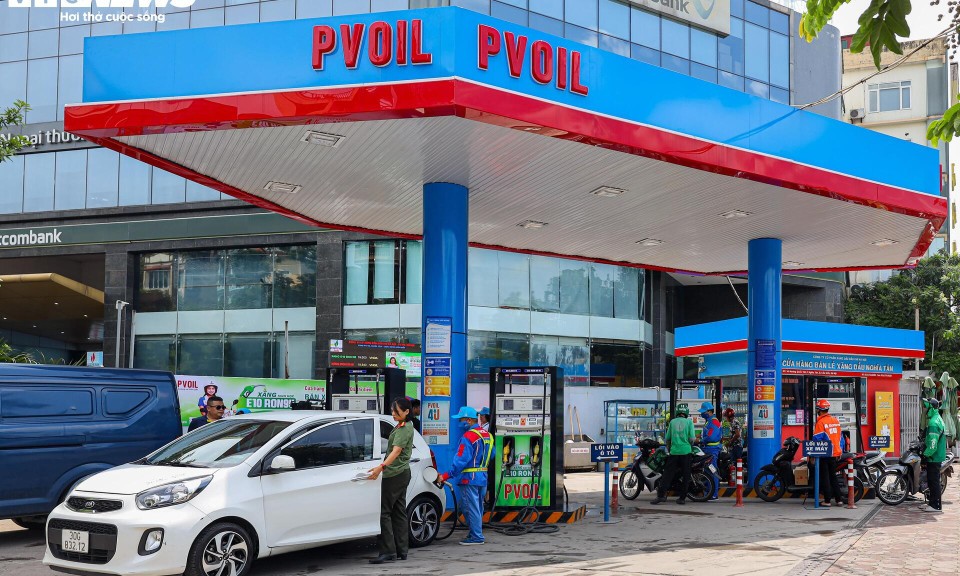Ngày đầu bán xăng E10 tại Hà Nội: Khách hàng sẵn sàng mua để bảo vệ môi trường
