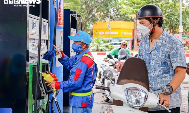 Giá xăng dầu hôm nay 2/8: Thế giới giảm, trong nước ổn định