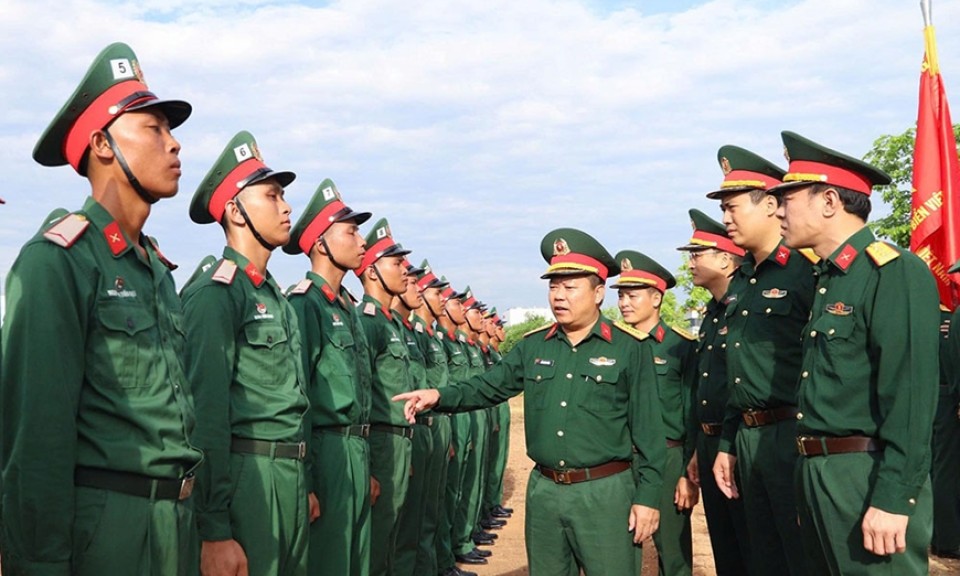 Lính trẻ tôi rèn ý chí