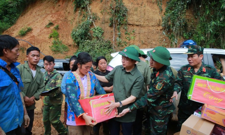 Phó Thủ tướng Trần Hồng Hà thăm hỏi, động viên người dân bị thiệt hại do lũ quét, sạt lở đất tại Điện Biên