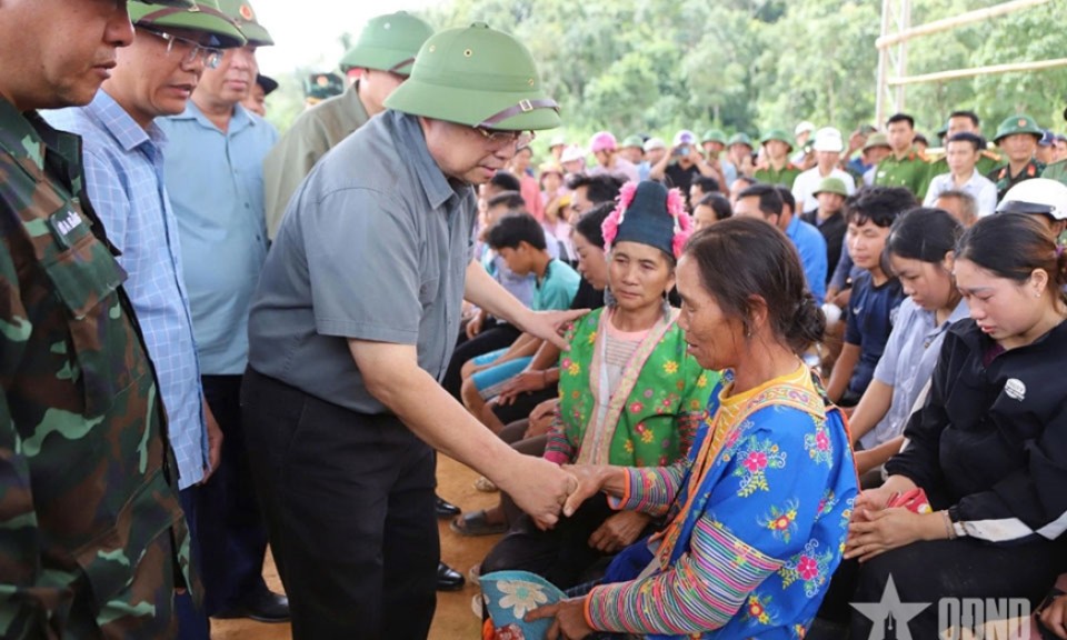 Thủ tướng Phạm Minh Chính tới thăm, động viên nhân dân bị thiệt hại do mưa lũ ở Điện Biên