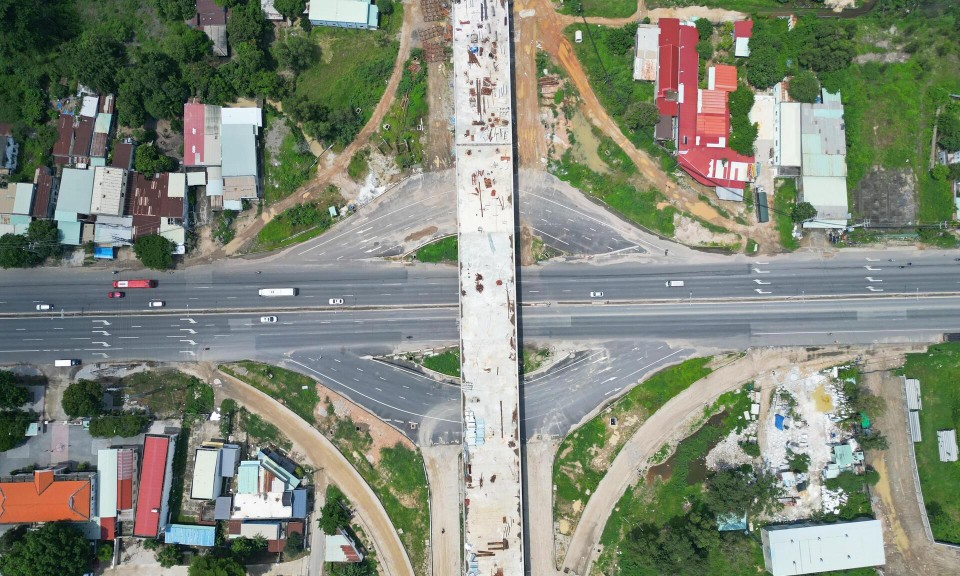 Gấp rút thi công tuyến đường kết nối cảng với khu công nghiệp