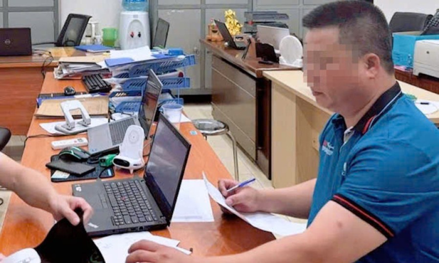 Công an làm việc với lái xe BKS 30M-258.67 đi vào làn khẩn cấp rút chìa khoá xe khách khiến khách phơi nắng cả giờ