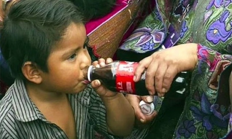 Thị trấn nghiện Coca-Cola do quá nghèo, trẻ nhỏ uống coca thay sữa