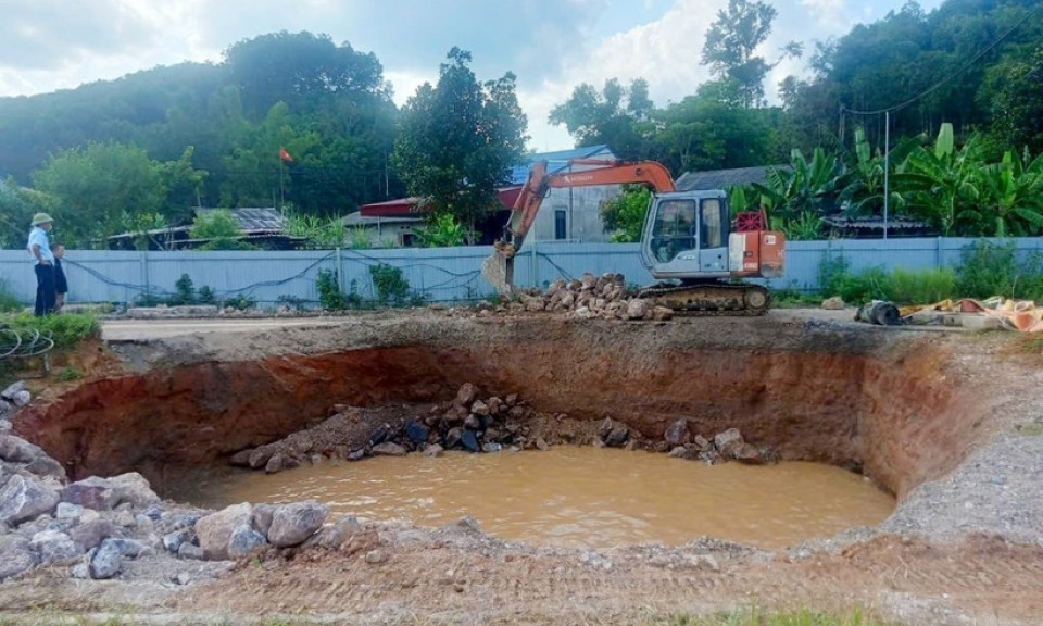 Lấp "hố tử thần" trên Quốc lộ 3B qua Thái Nguyên