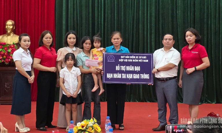 Trao hỗ trợ nhân đạo cho gia đình nạn nhân tử vong do tai nạn giao thông