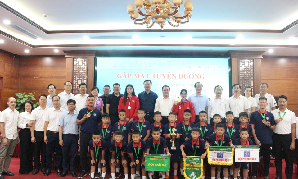 Gặp mặt, tuyên dương huấn luyện viên, vận động viên đạt thành tích cao của tỉnh