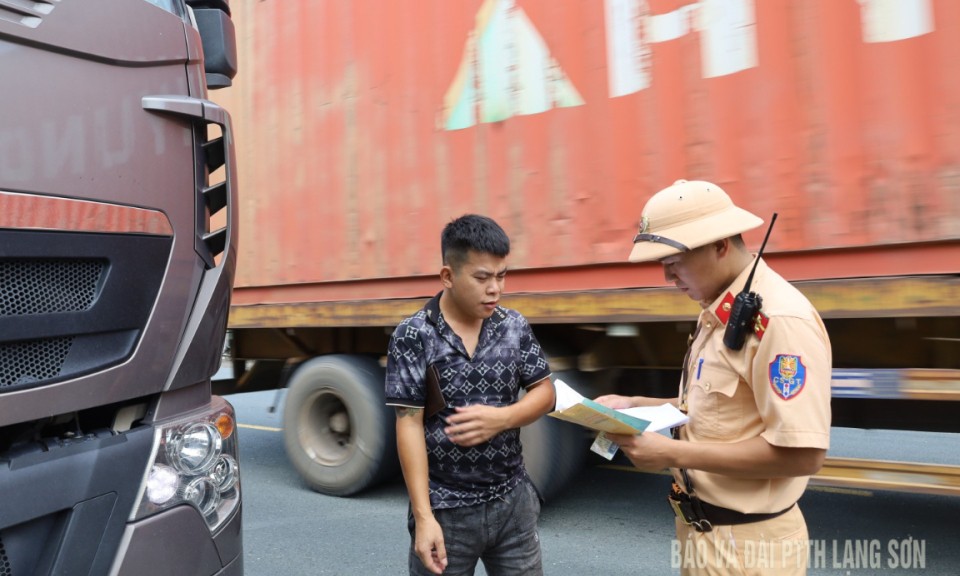 Kiểm soát phương tiện vận tải, đảm bảo trật tự an toàn giao thông