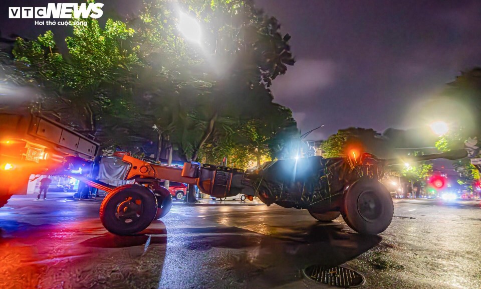 Dàn khí tài diễu binh A80 luyện tập xuyên đêm mưa ở trung tâm Hà Nội