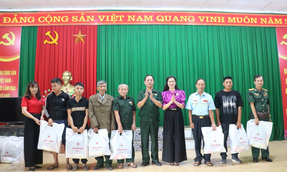 Tặng 40 suất quà cho nạn nhân chất độc da cam tại phường Kỳ Lừa