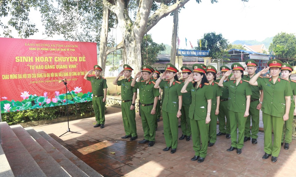 Đảng bộ Phòng PC06, Công an tỉnh: Tổ chức sinh hoạt chuyên đề, tặng quà các gia đình hoàn cảnh khó khăn