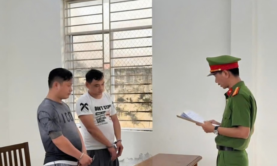 Bắt 2 kẻ giả danh công an xông vào tụ điểm đánh bạc cướp tiền