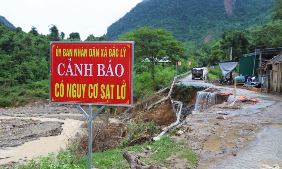 Nghệ An: Quốc lộ 16 tạm thời bị chia cắt do sạt lở nghiêm trọng tại Km364