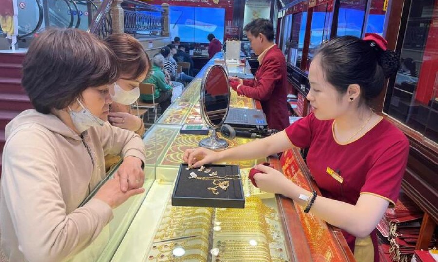 Giá vàng liên tục xô đổ kỷ lục, muốn đầu tư cần chú ý gì?
