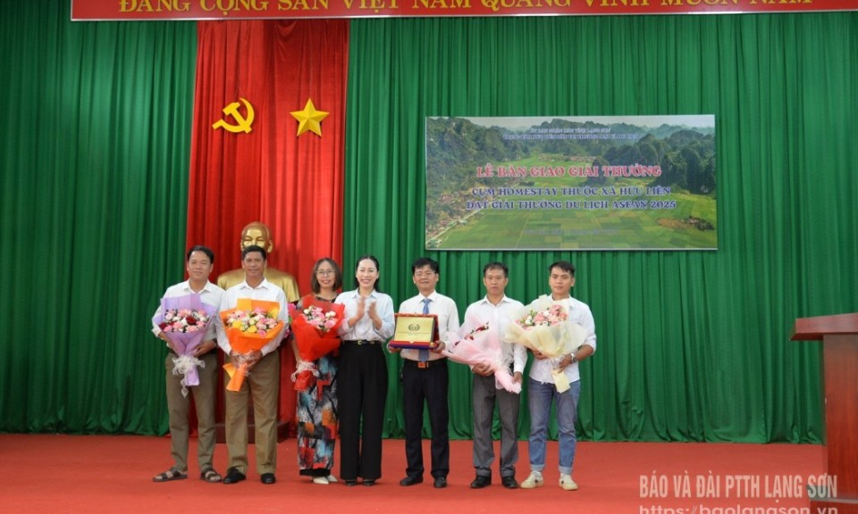 Handing over the ASEAN Tourism Award to homestay owners in Huu Lien