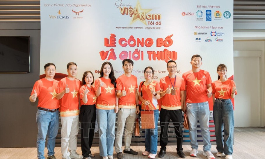 Nearly 19,000 in national flag shirts set Vietnam marathon record