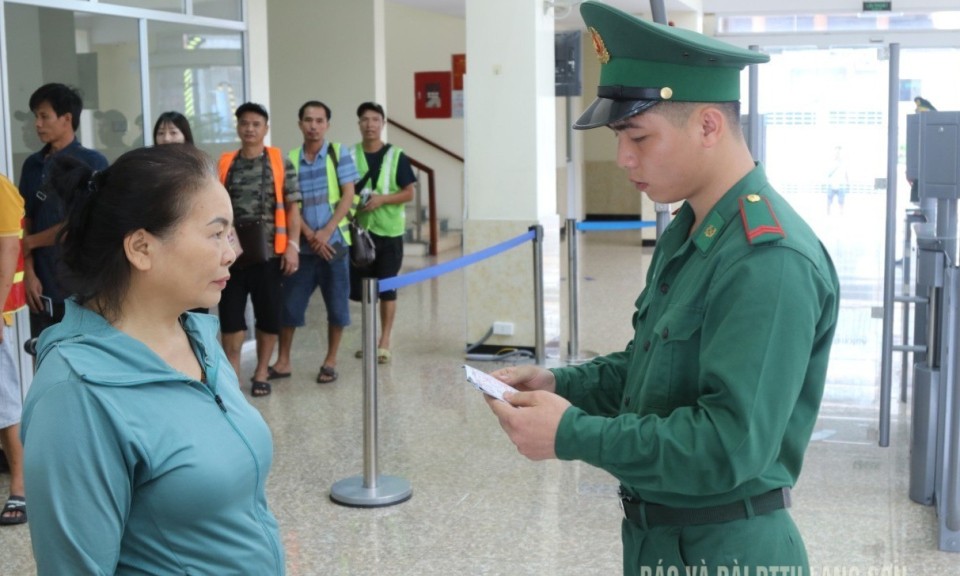 Over 25,300 entries and exits by Passport at Tan Thanh Border Gate