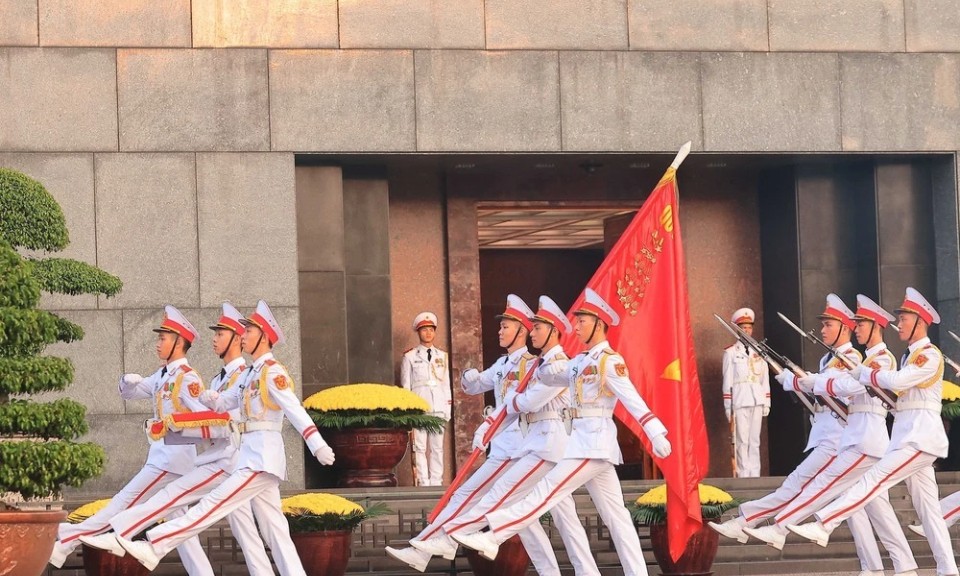 八月革命胜利80周年：巴亭广场隆重举行升旗仪式