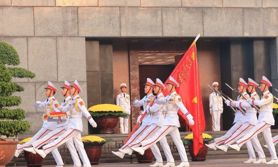Flag-hoisting ceremony marks 80th anniversary of August Revolution victory