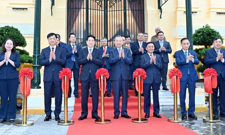 Party chief attends handover ceremony of Bac Bo Phu building