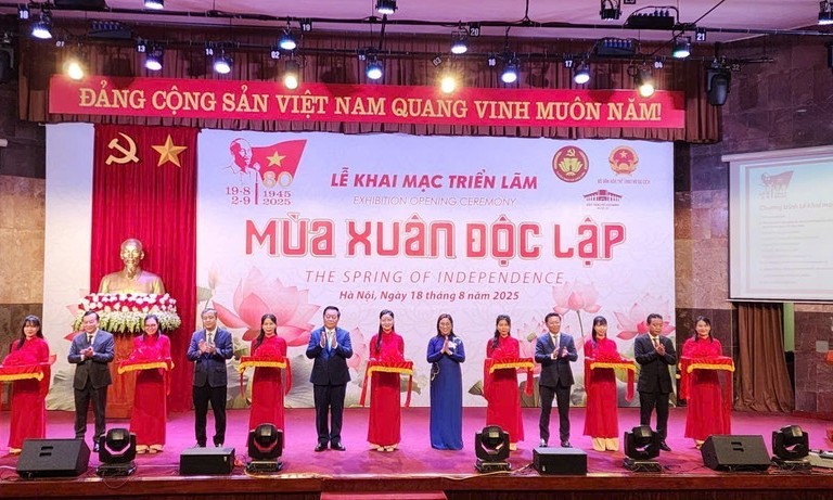 越南国庆80周年： “独立之春” 大型磨漆画展在河内举行