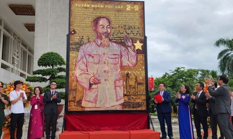 Exhibition of large-scale lacquer paintings marks 80th National Day