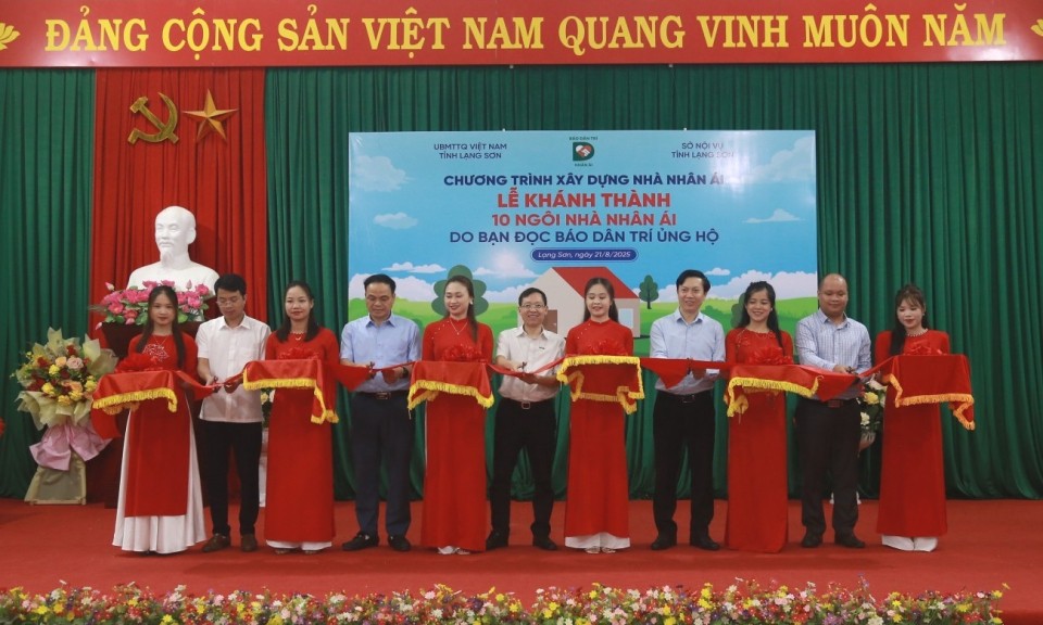 Thần tốc x&oacute;a nh&agrave; tạm, nh&agrave; dột n&aacute;t