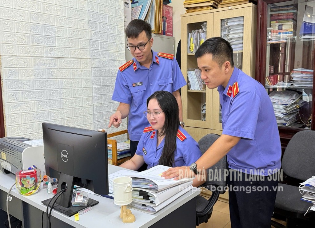 Đồng chí Nguyễn Huy Hoàng (bên phải) trao đổi chuyên môn nghiệp vụ với đồng nghiệp