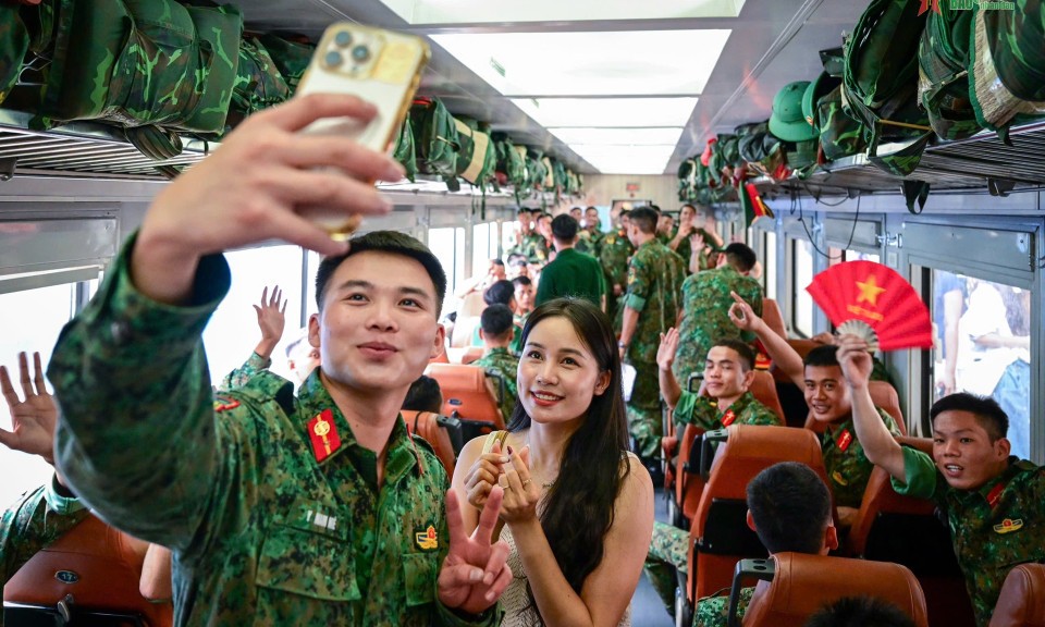 Chuyến t&agrave;u nhiều thương nhớ