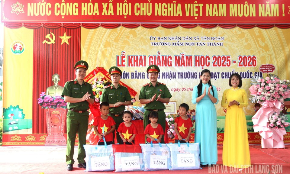 C&ocirc;ng an x&atilde; T&acirc;n Đo&agrave;n trao tặng 120 suất qu&agrave; cho c&aacute;c em học sinh c&oacute; ho&agrave;n cảnh kh&oacute; khăn