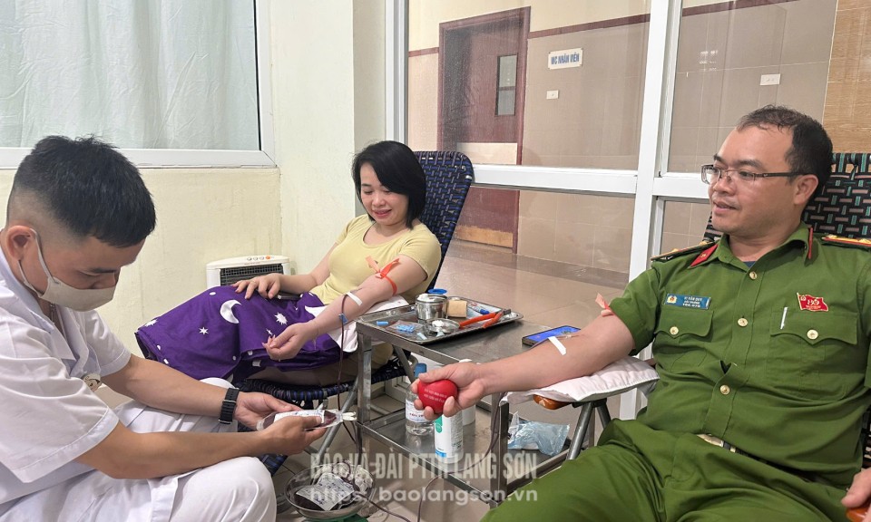 Hai t&igrave;nh nguyện vi&ecirc;n hiến m&aacute;u đột xuất tại Bệnh viện Đa khoa tỉnh