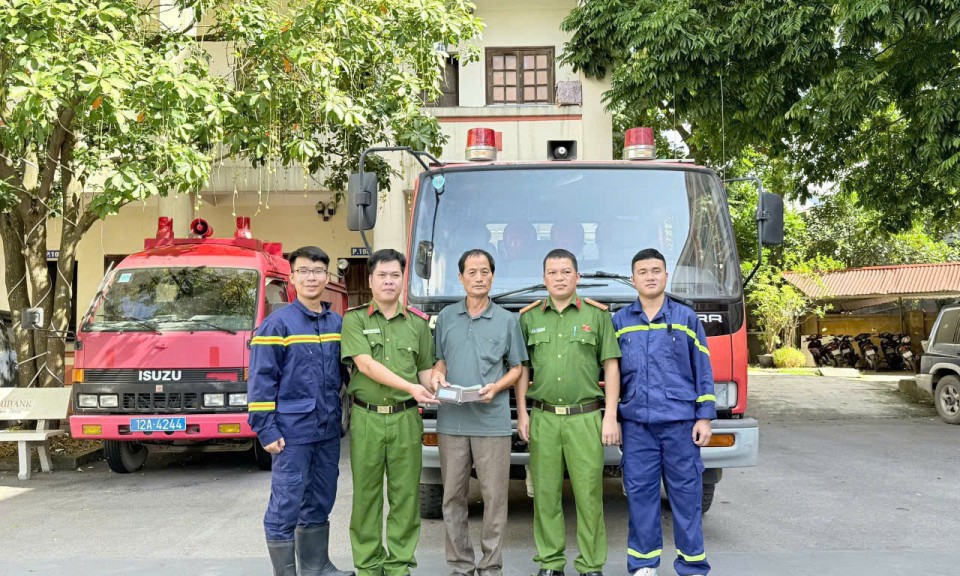 Nhặt được v&iacute; tiền, trung u&yacute; c&ocirc;ng an trả lại người đ&aacute;nh rơi