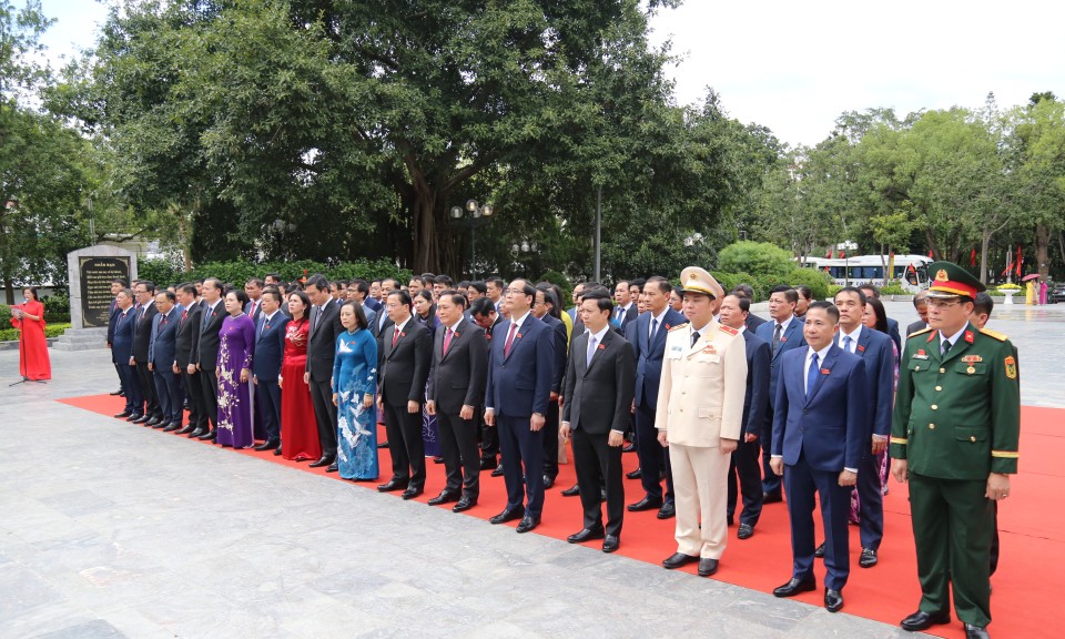 Dâng hương tại khuôn viên lưu niệm Chủ tịch Hồ Chí Minh và tượng đài đồng chí Hoàng Văn Thụ trước thềm Đại hội Đảng bộ tỉnh lần thứ XVIII