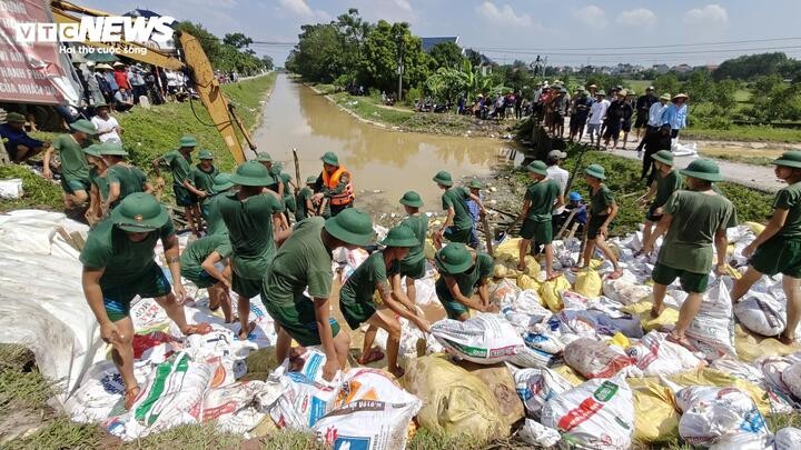 Đê sông Cầu qua xã Xuân Cẩm xuất hiện mạch sủi vào trưa 9/10.